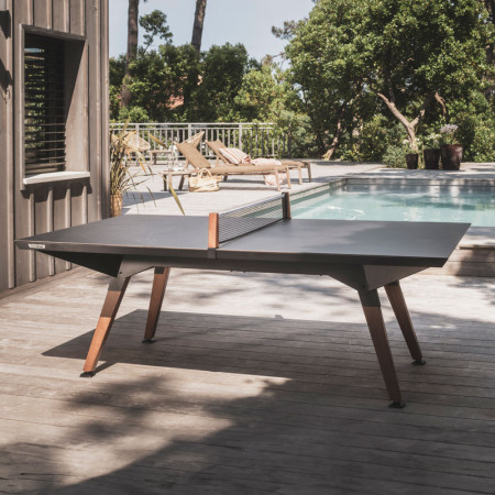 Table Origin Medium noir au bord de la piscine