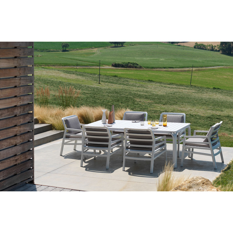 Table de jardin Nardi dressée pour un repas en plein air
