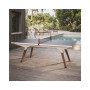 Table Origin Medium blanc au bord de la piscine