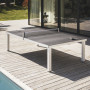 Table Classic outdoor blanc sur une terrasse