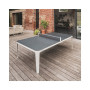 Table Hyphen blanc sur une terrasse