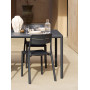 Chaises Cassia Bistrot antracite et table Piave en terrasse