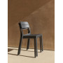 Chaise Cassia Bistrot antracite au soleil