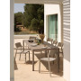 Fauteuils Trill tortora et table Tevere sous la pergola