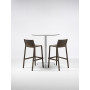 Tabourets Trill Stool tabacco autour d’une table haute