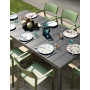 Fauteuils Trill agave autour d’une table dressée