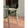 Fauteuils Doga menta et agave autour de la table