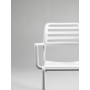 Fauteuil Costa bianco, détail du dossier et de l’accoudoir