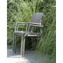 Fauteuils Riva tortora empilés dans le jardin
