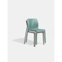 Chaises Bit salice empilées