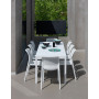 Chaises Bit bianco autour de la table, sur la terrasse