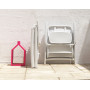 Fauteuils Darsena bianco pliés contre le mur