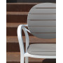 Fauteuil Palma devant le bardage bois