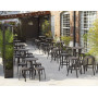 Tabourets Stack sur la terrasse d’un café