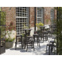 Tabourets Stack et tables hautes en terrasse