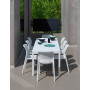 Chaises Bit bianco à table, vue de la terrasse