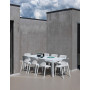 Chaises Bit bianco autour de la table, terrasse en béton