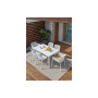 Chaises Bit bianco autour de la table sur la terrasse en bois