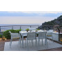 Chaises Bit bianco en terrasse face à la mer