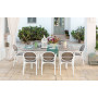 Fauteuils Palma bianco tortora autour de la table Alloro dans la cour