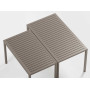 Tables Cube dressées en terrasse