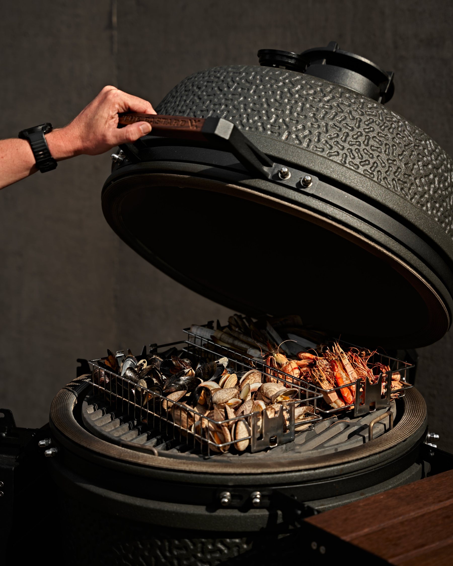 Charbon incandescent dans la cuve du kamado The Bastard