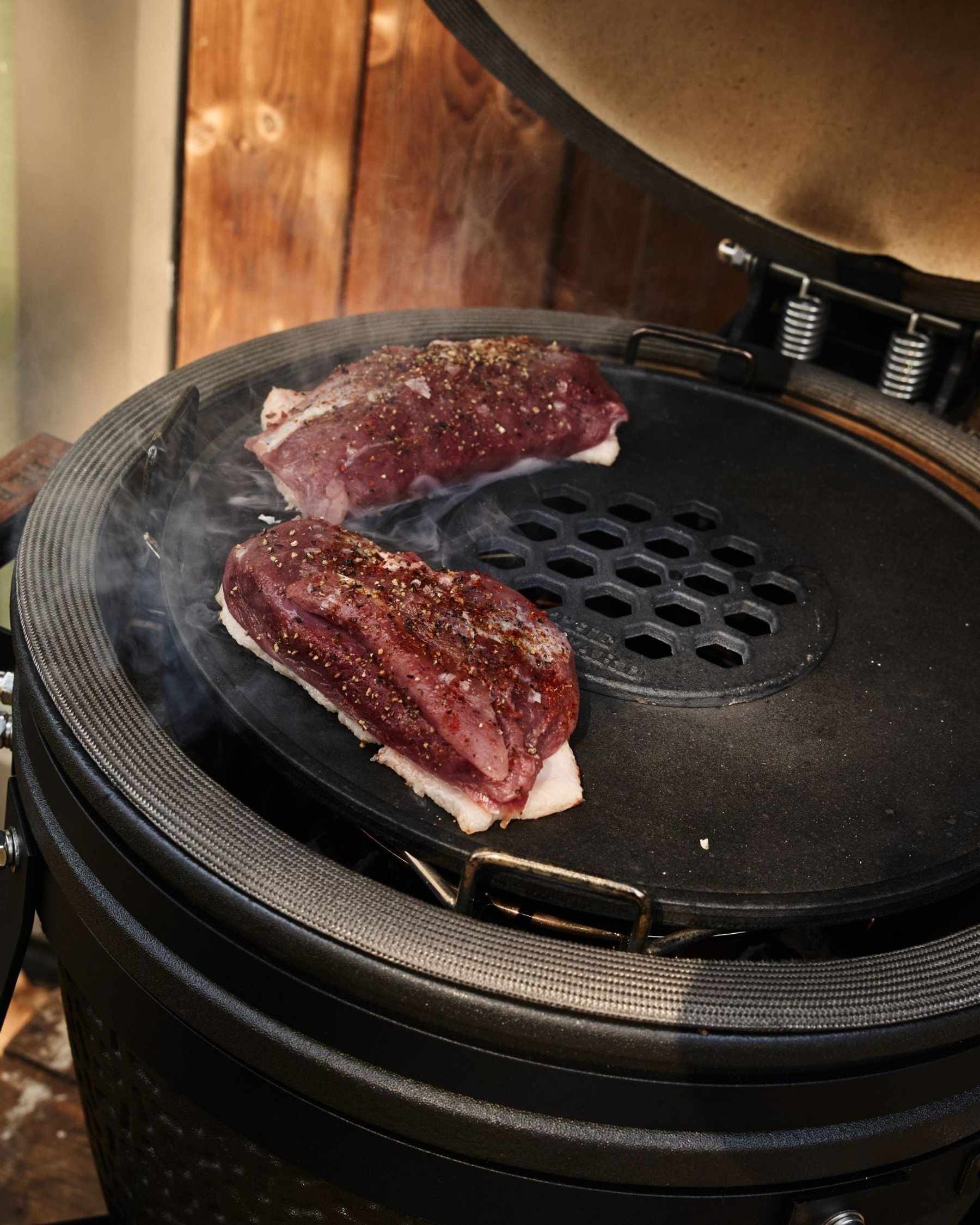 Magret saisi sur la plancha d’un kamado The Bastard