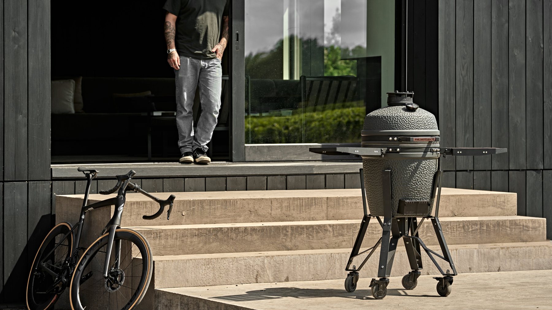 Kamado The Bastard VX sur une terrasse