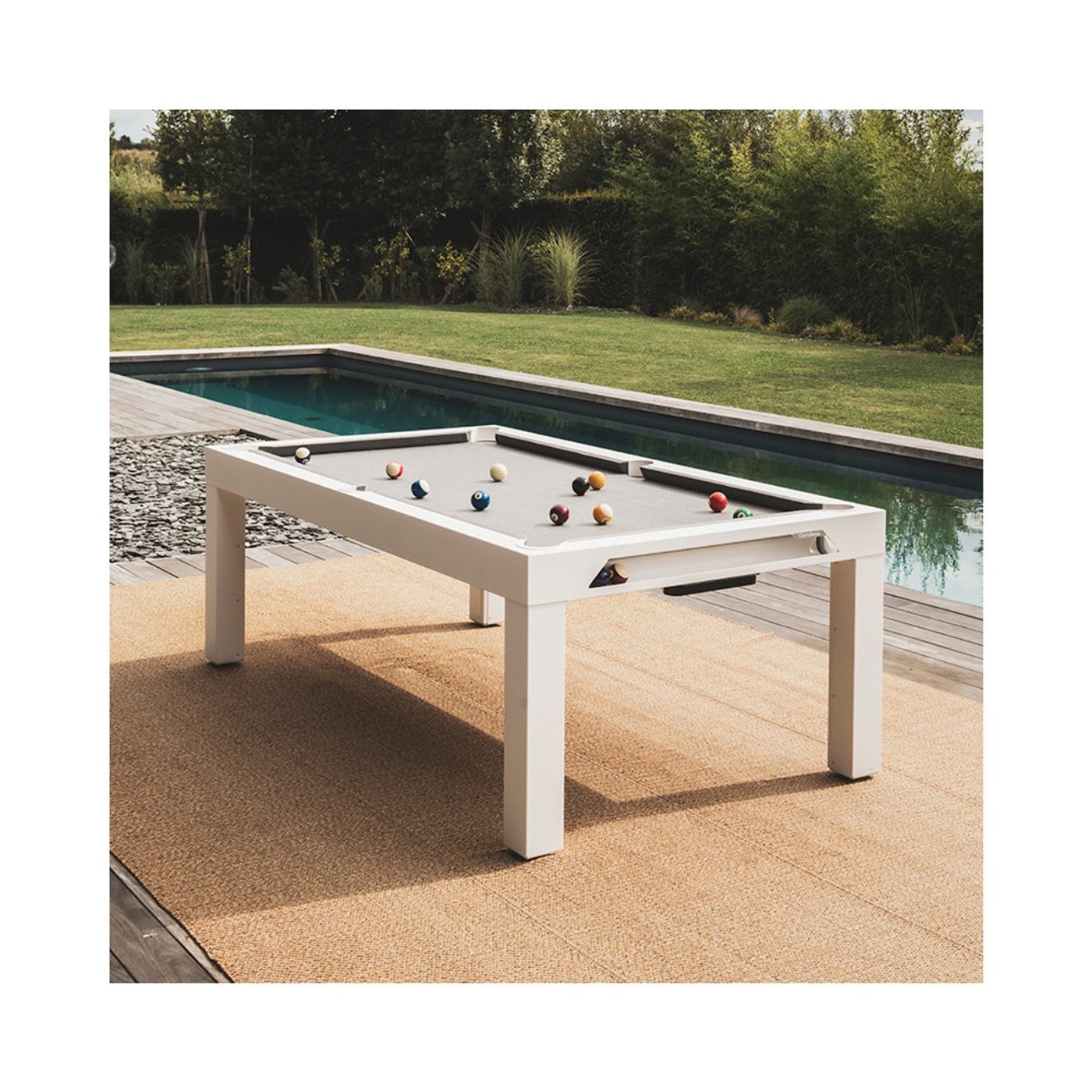 Billard Classic blanc au bord d’une piscine