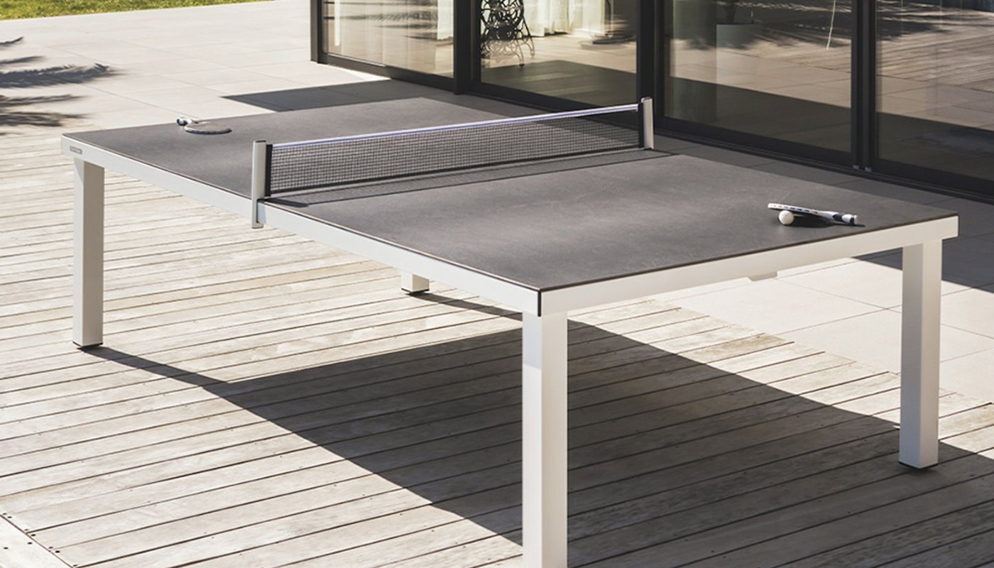 Table de ping-pong Classic outdoor blanc Cornilleau sur une terrasse