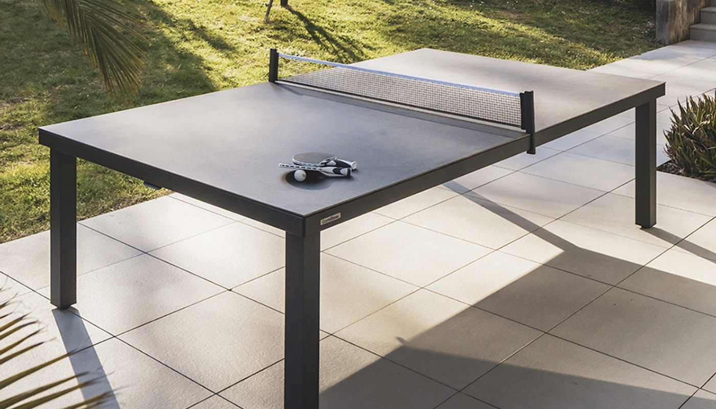 Table de ping-pong Classic outdoor gris noir Cornilleau sur une terrasse