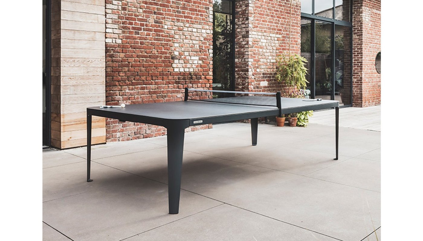 Table de ping-pong Hyphen outdoor gris noir Cornilleau sur une terrasse
