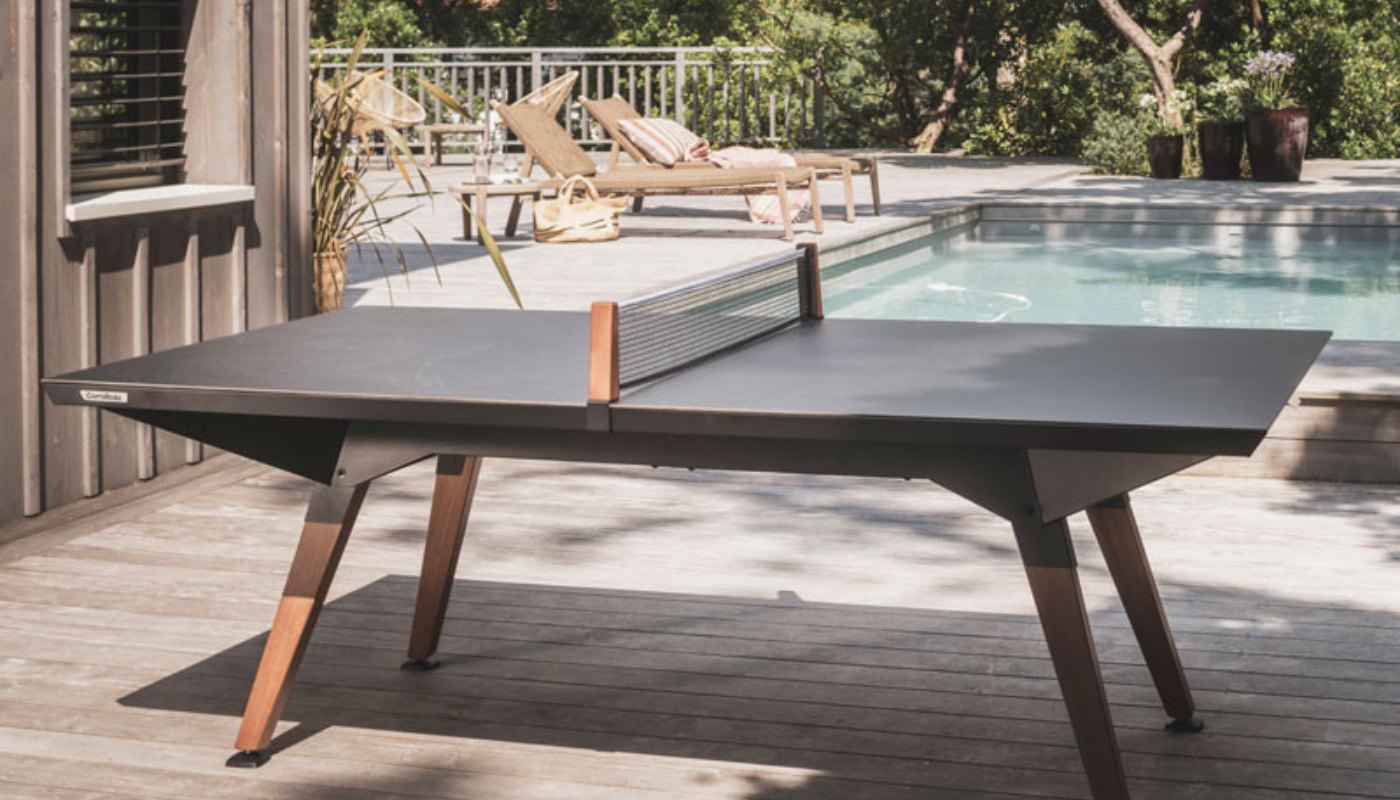 Table de ping-pong Origin Medium Outdoor noir Cornilleau au bord d’une piscine