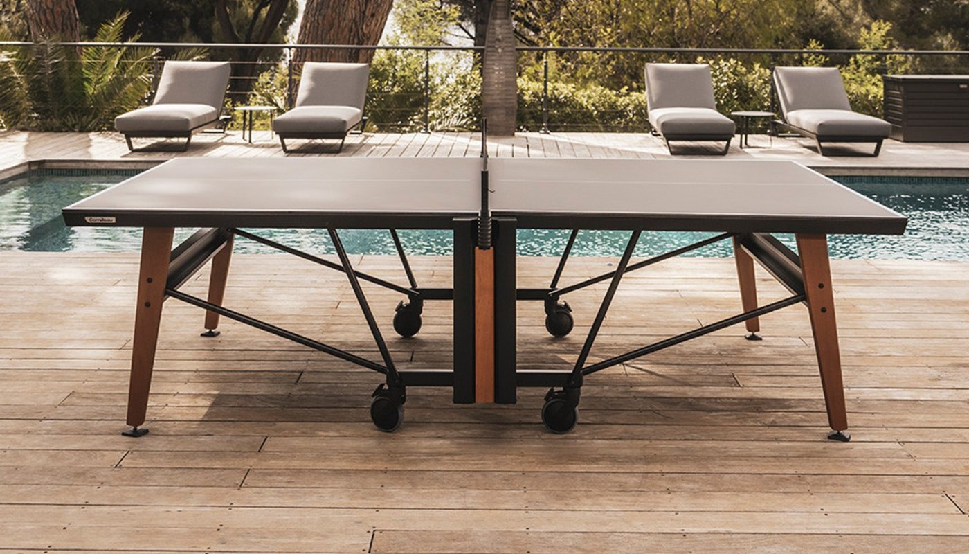 Table de ping-pong Origin Move Cornilleau au bord d’une piscine