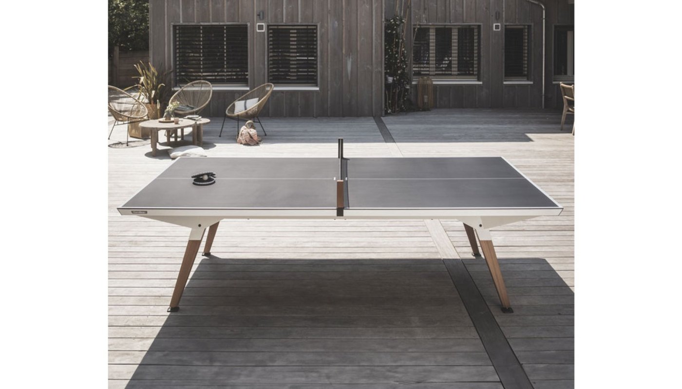 Table de ping-pong Origin Outdoor blanc Cornilleau sur une terrasse