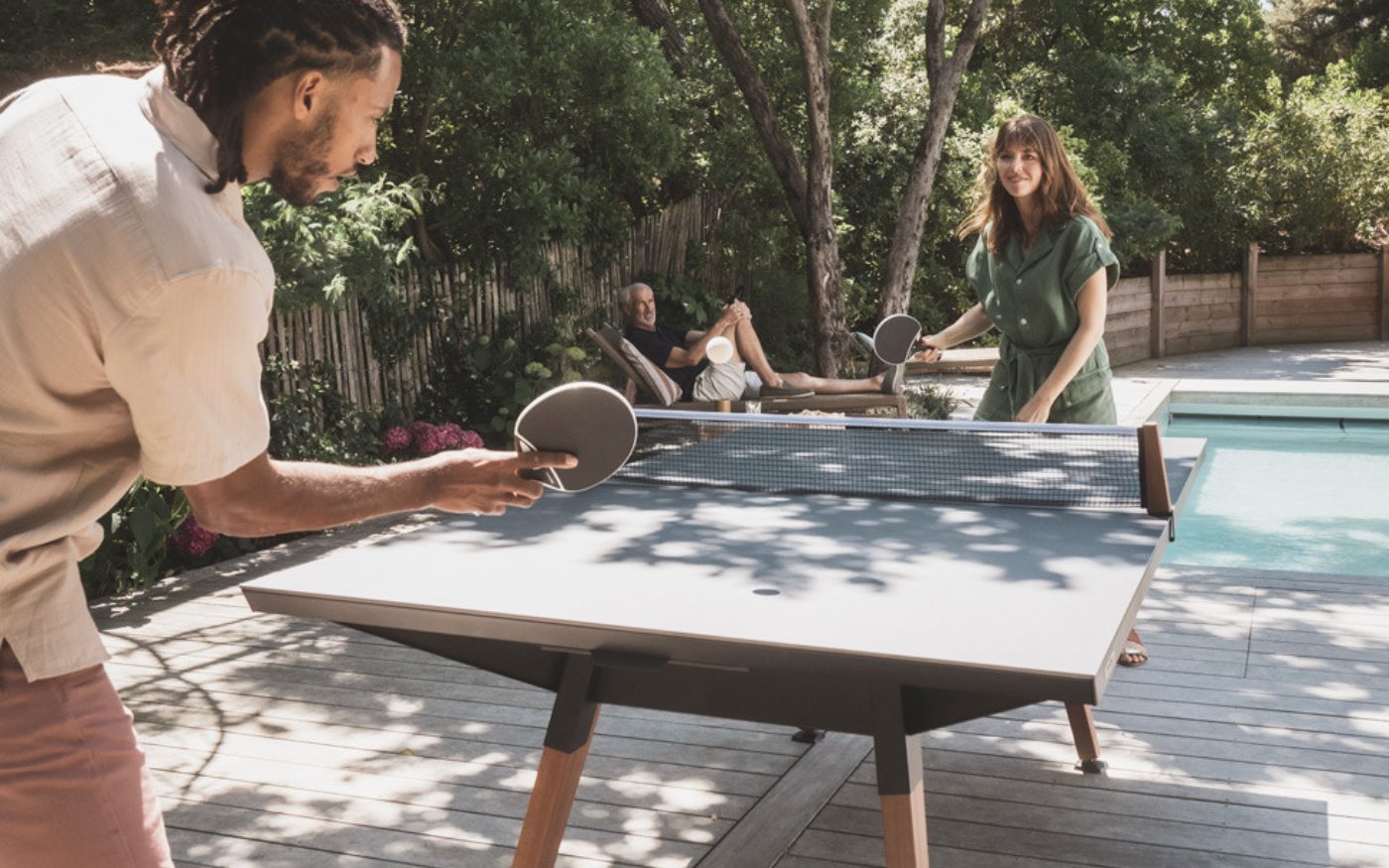 Table de ping-pong Cornilleau au bord d’une piscine