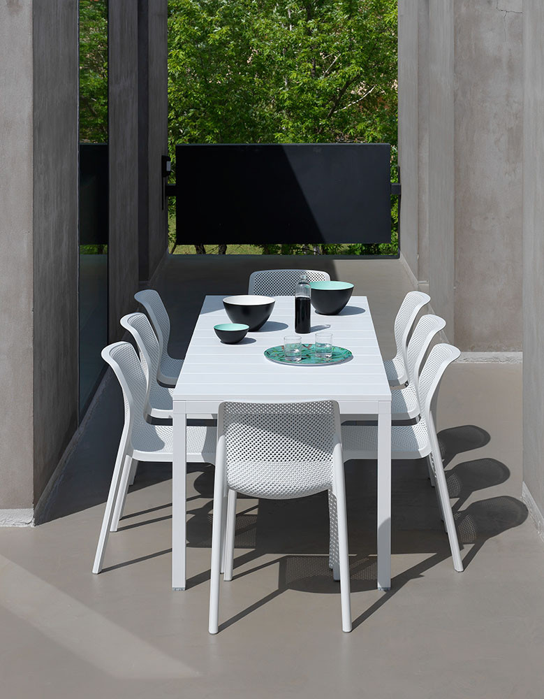 Table Rio 140 bianco et fauteuils Net sur la terrasse