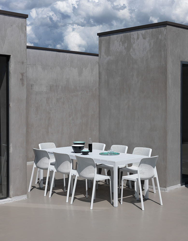 Table Rio 140 bianco et fauteuils Net sur le toit-terrasse