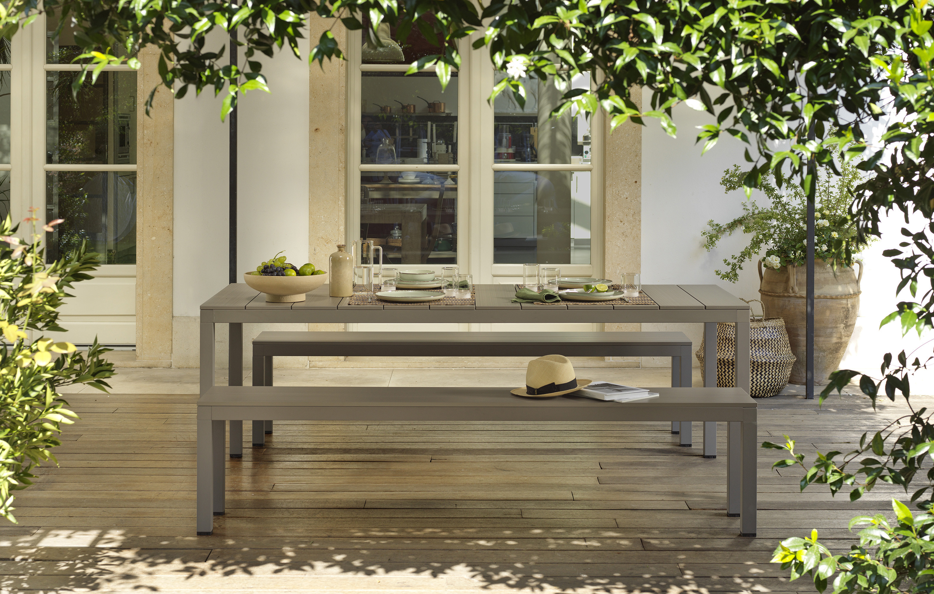 Table et bancs Rio tortora devant la maison