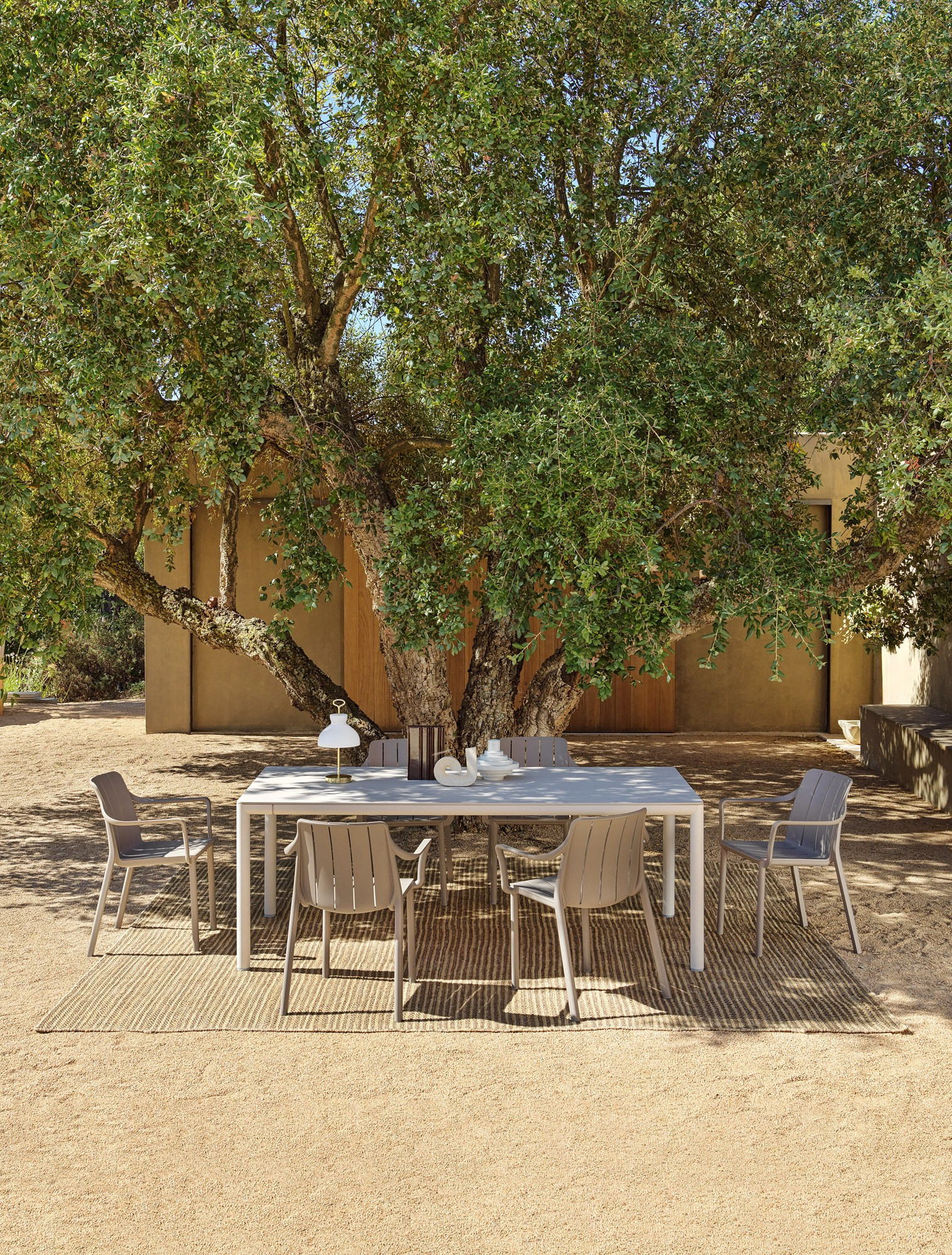 Table Tevere Lam tortora et fauteuils Tiberina sous les arbres