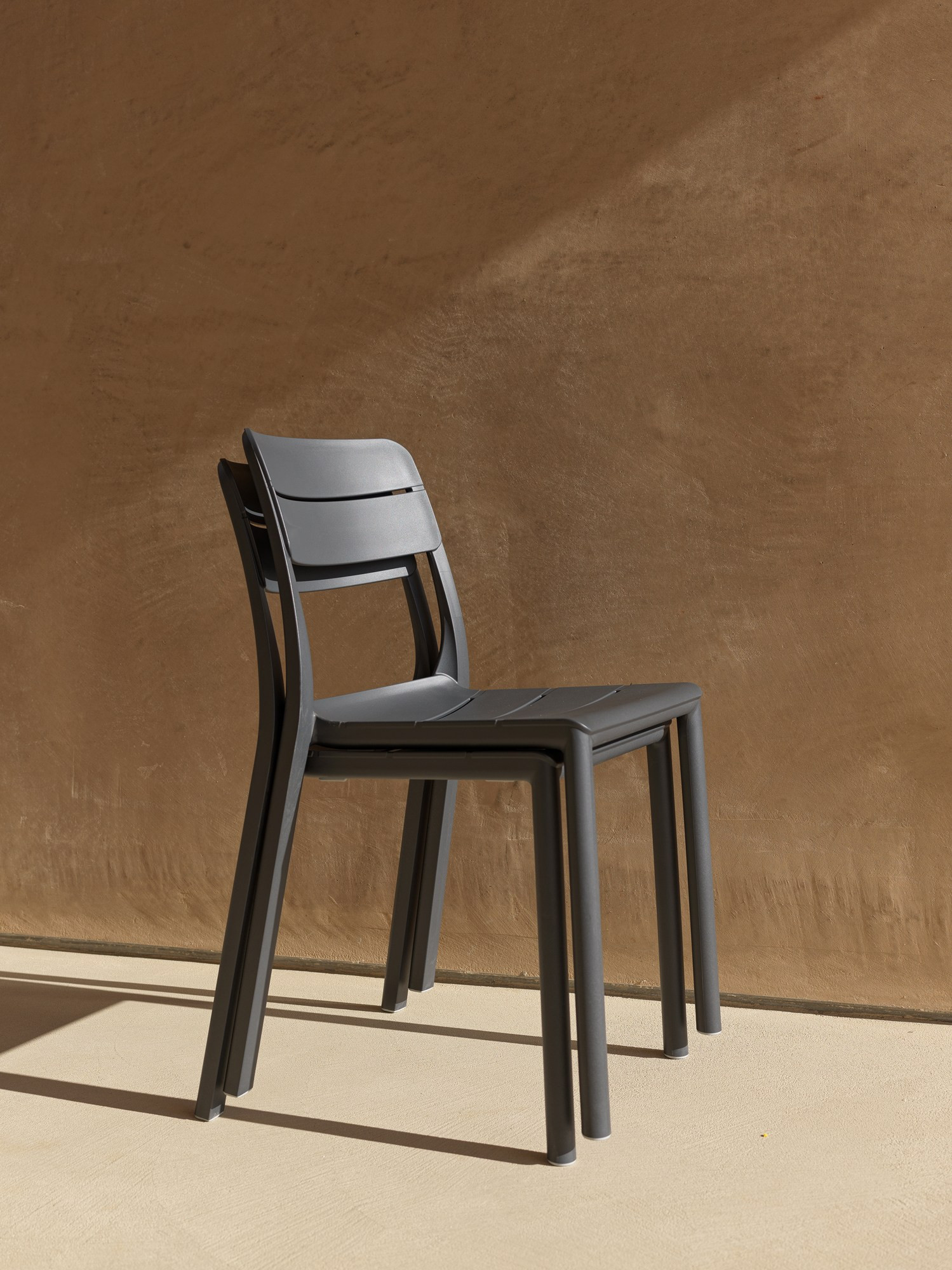 Chaise Cassia Bistrot antracite au soleil