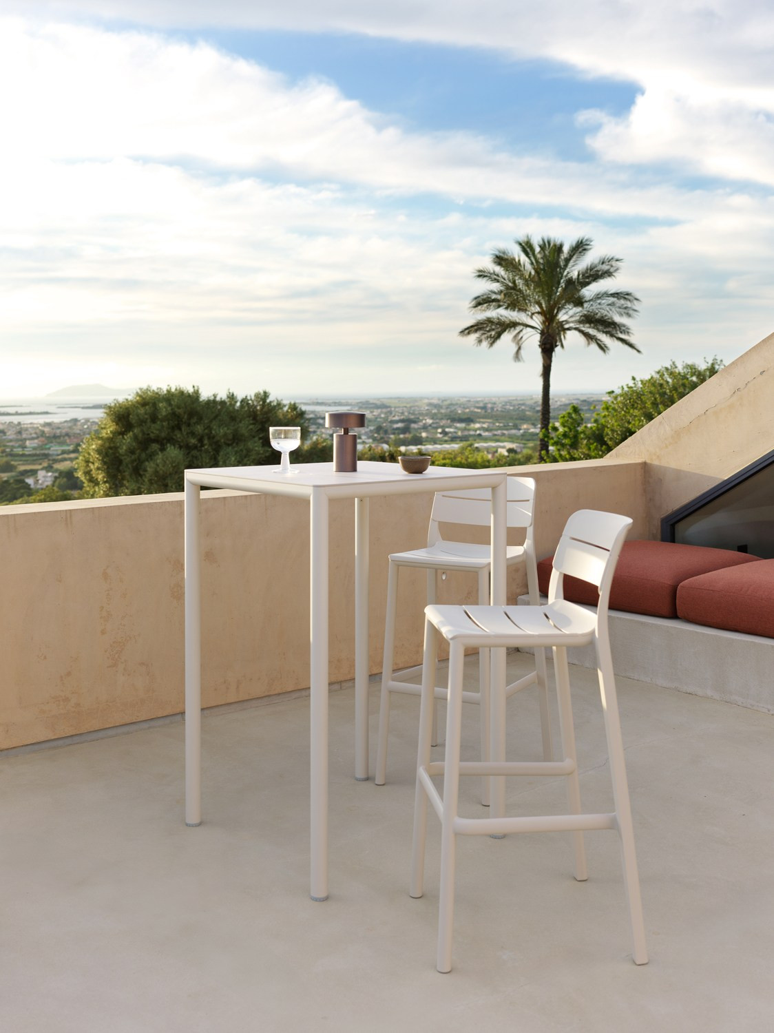 Tabourets Cassia Stool corda autour d’une table haute en terrasse