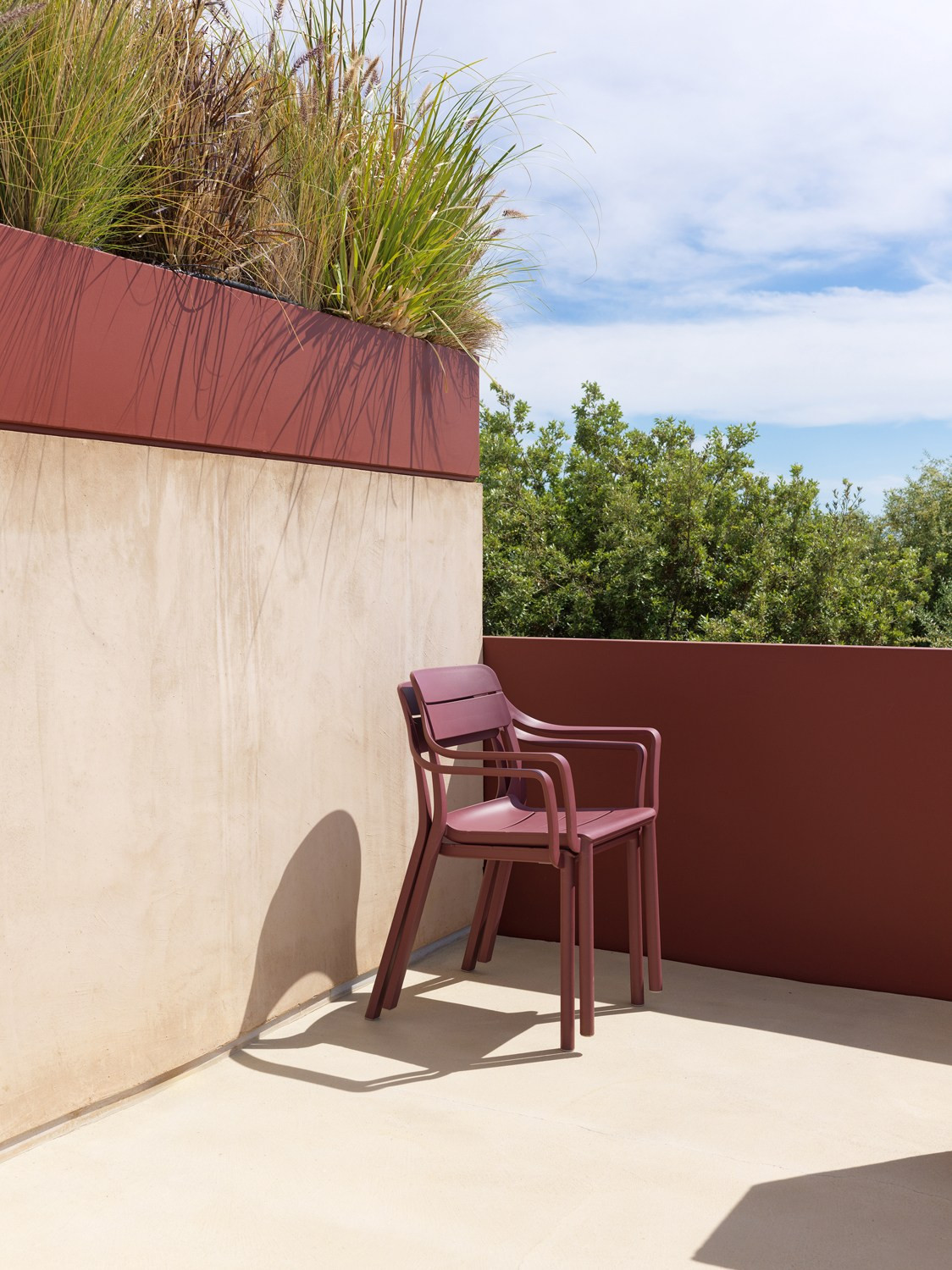 Fauteuil Cassia borgogna au soleil
