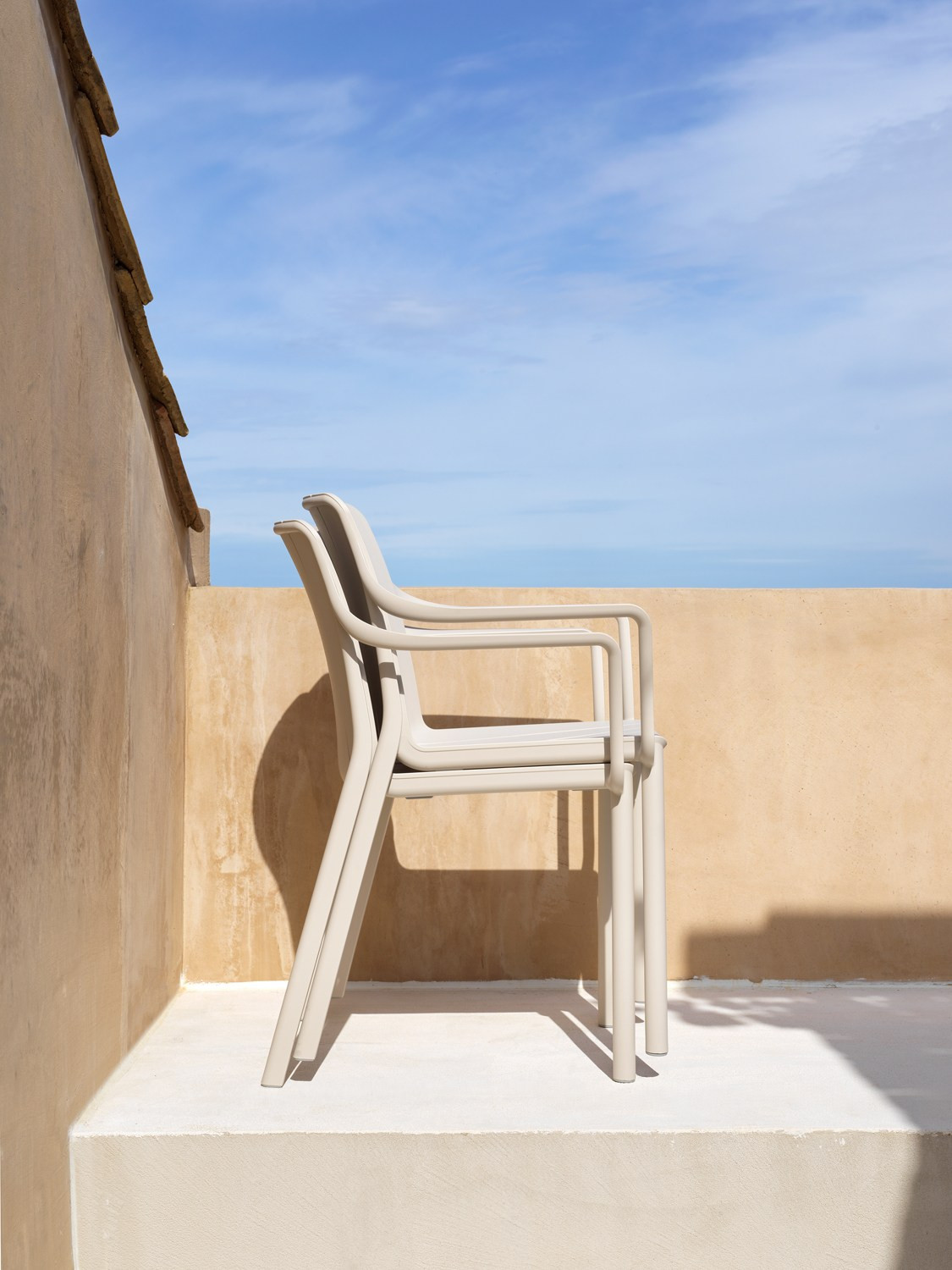 Fauteuils Tiberina corda empilés contre le mur