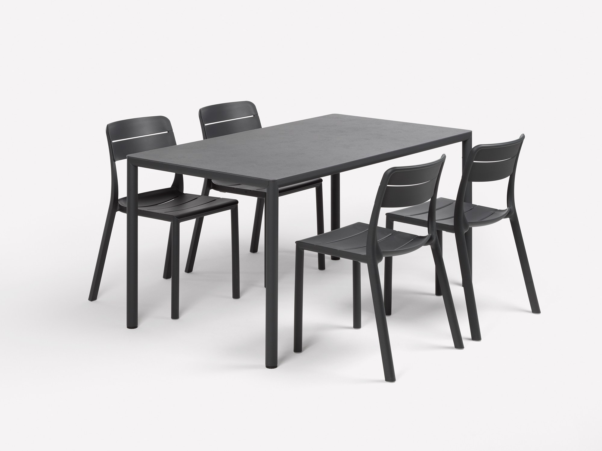 Table Piave 140x80 antracite et chaises Cassia Bistrot