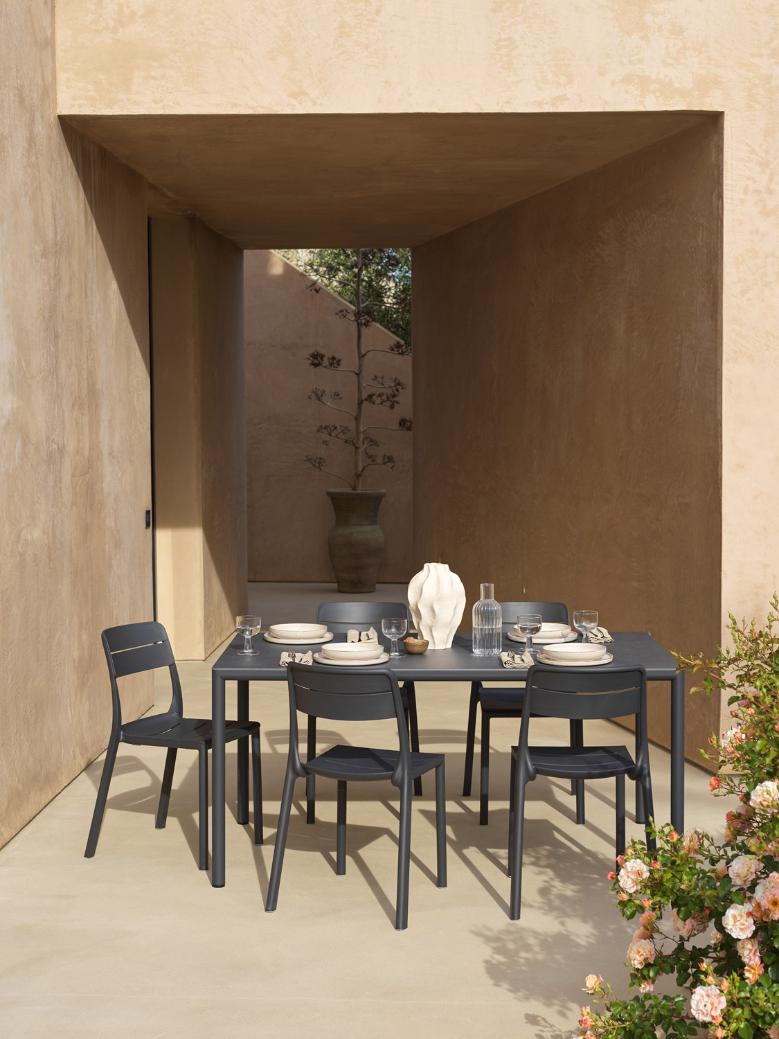 Table Piave 160x90 antracite et chaises Cassia Bistrot en terrasse