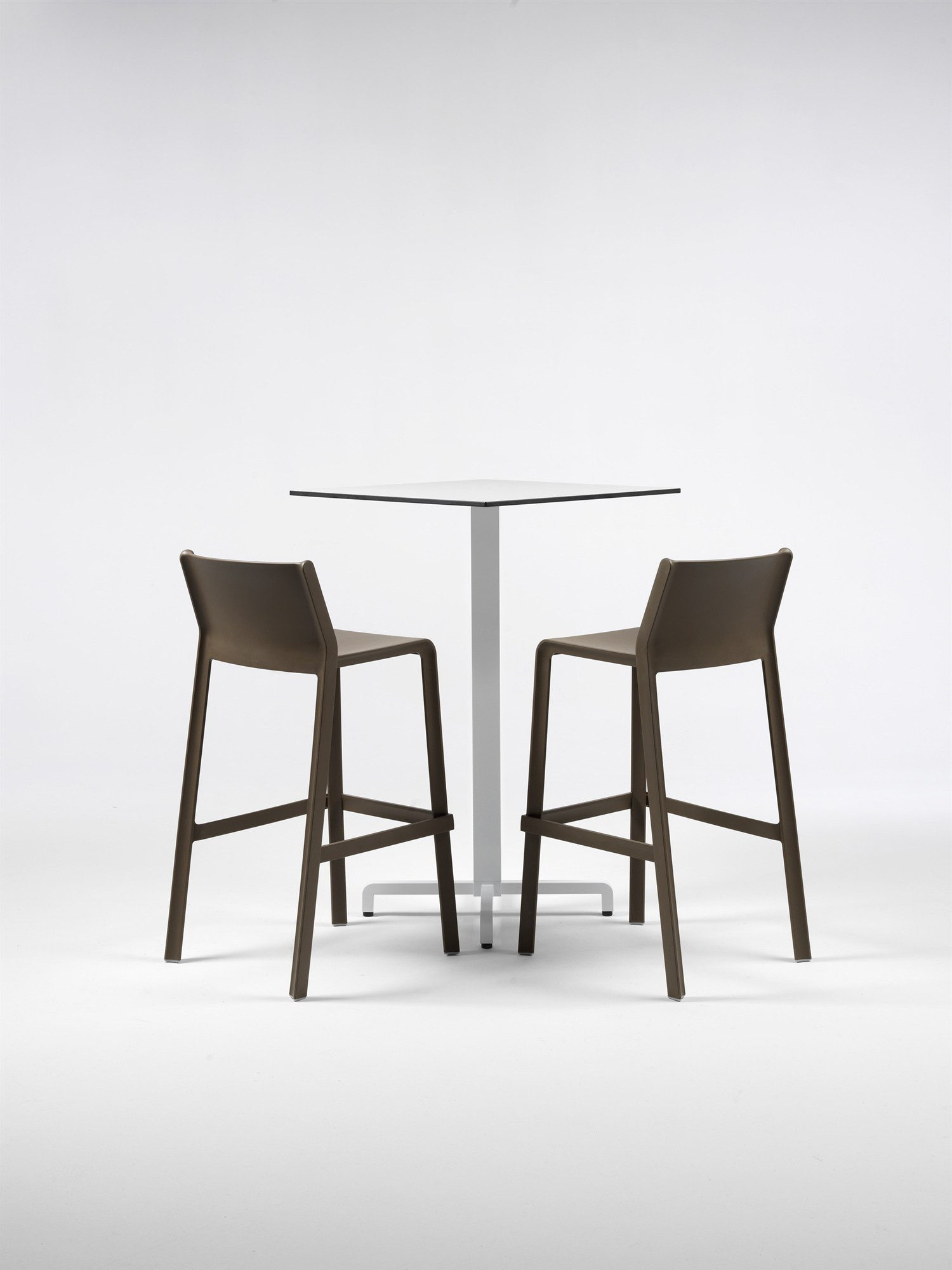 Tabourets Trill Stool tabacco autour d’une table haute