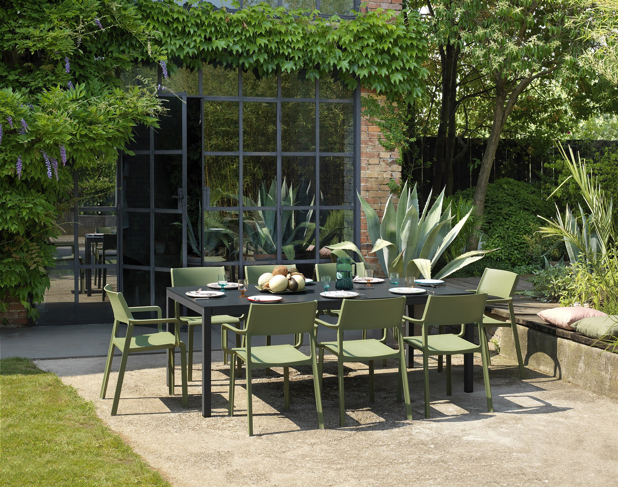 Fauteuils Trill antracite dans le jardin