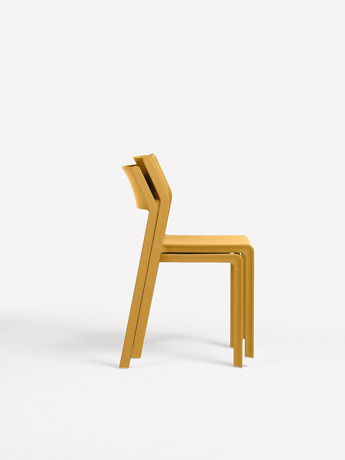 Chaises Trill Bistrot senape empilées