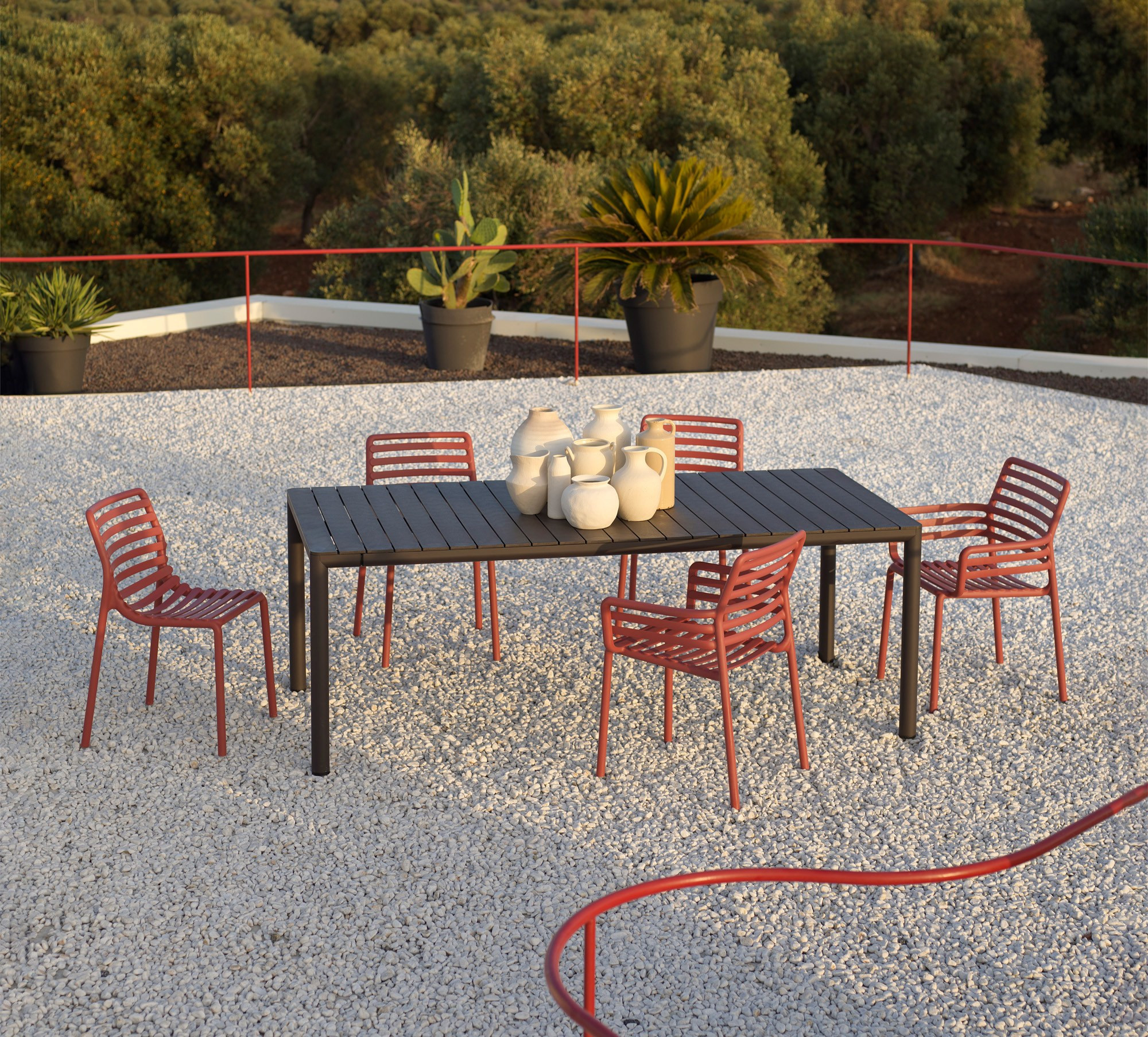 Fauteuils Doga marsala et table Tevere corda